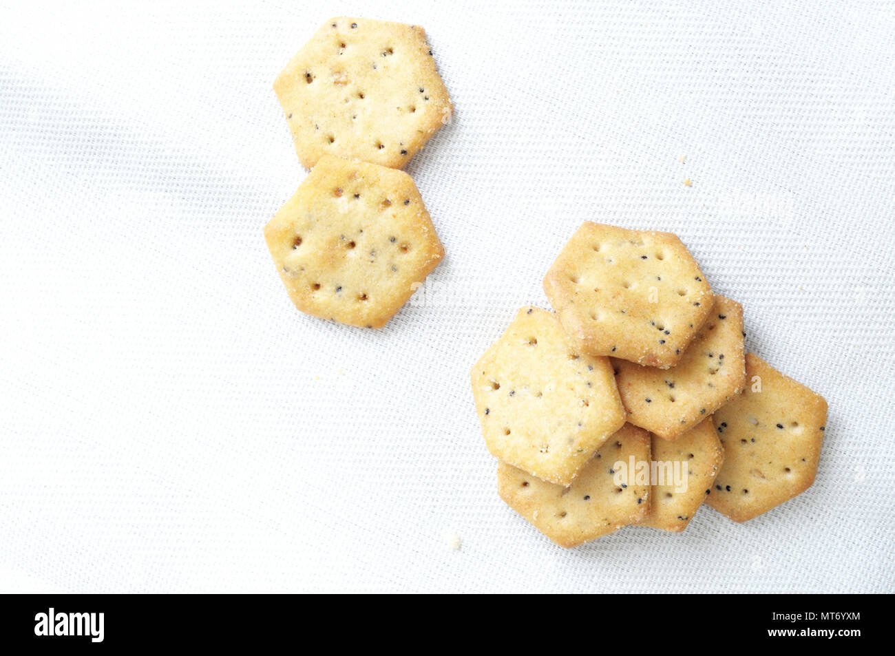 Blick von oben auf die Haufen von herzhaften Snack auf einem weißen Tuch, kopieren Raum Stockfoto