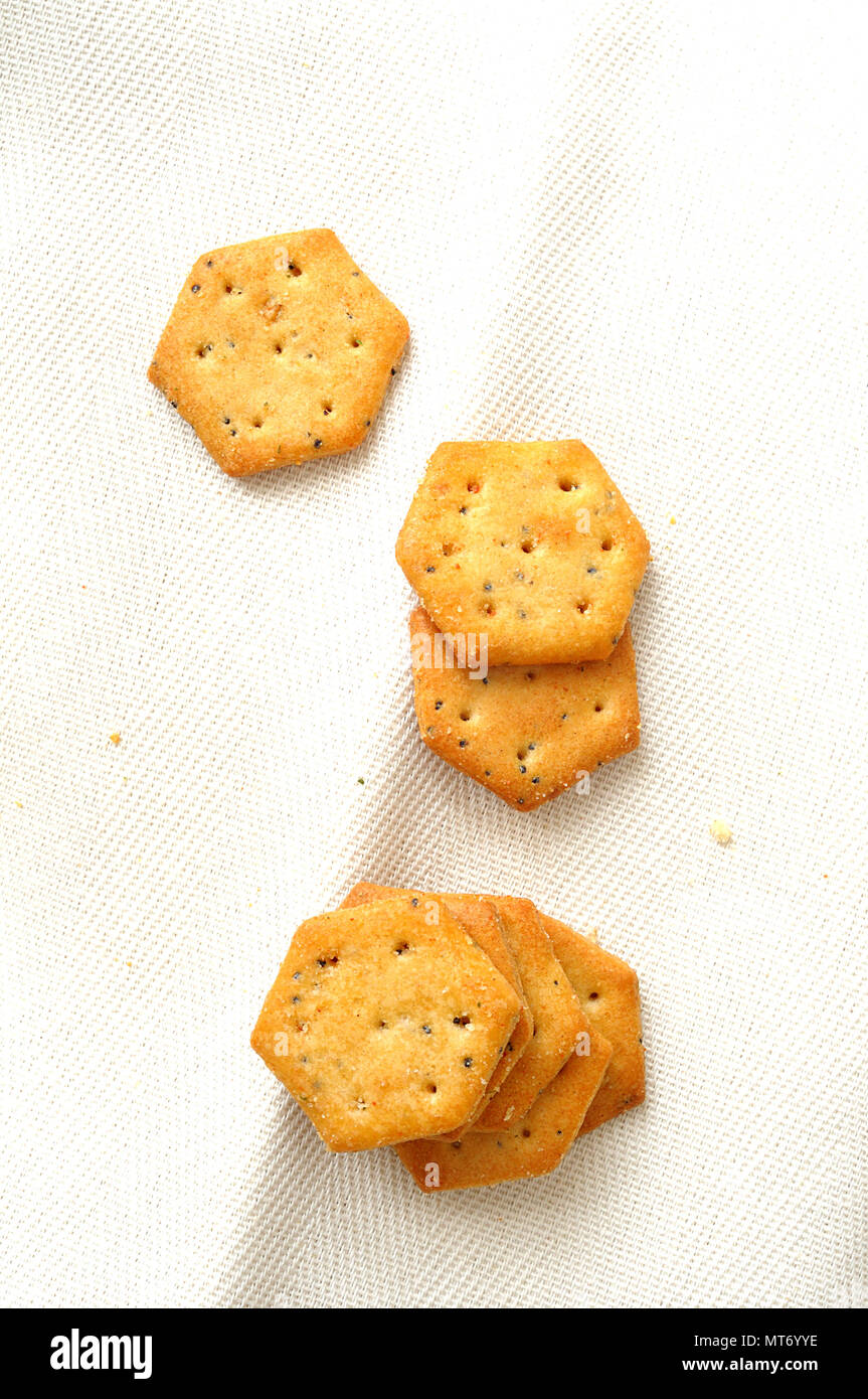 Vertikale Hintergrund der herzhaften Snack auf einem weißen Tuch, Ansicht von oben Stockfoto