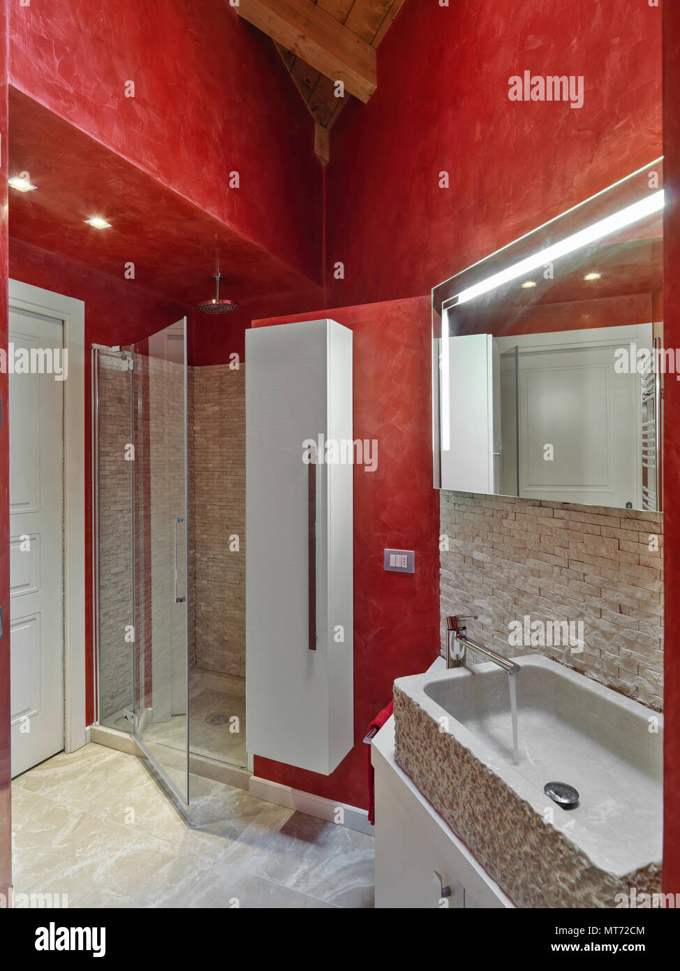 Modernes Bad Interieur im Vordergrund der Stein Zähler nach oben Waschtisch im Hintergrund das Mauerwerk Duschkabine mit Glastür während die Wand Stockfoto