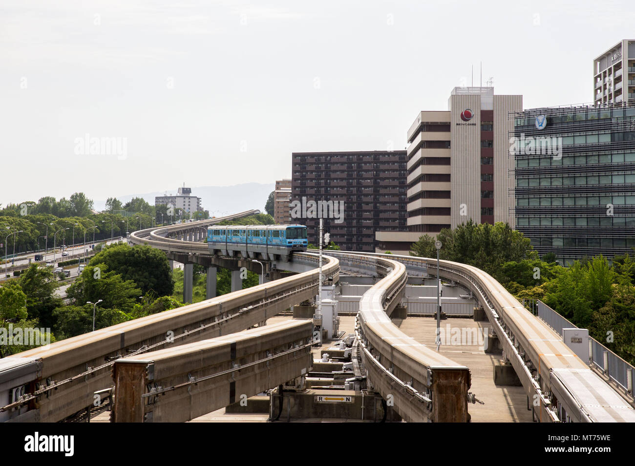 Osaka, Japan - 26. Mai 2018: Zug Ansätze Senri-Chuo Station. Das Osaka Monorail ist der zweitlängste Monorail System in der Welt. Stockfoto