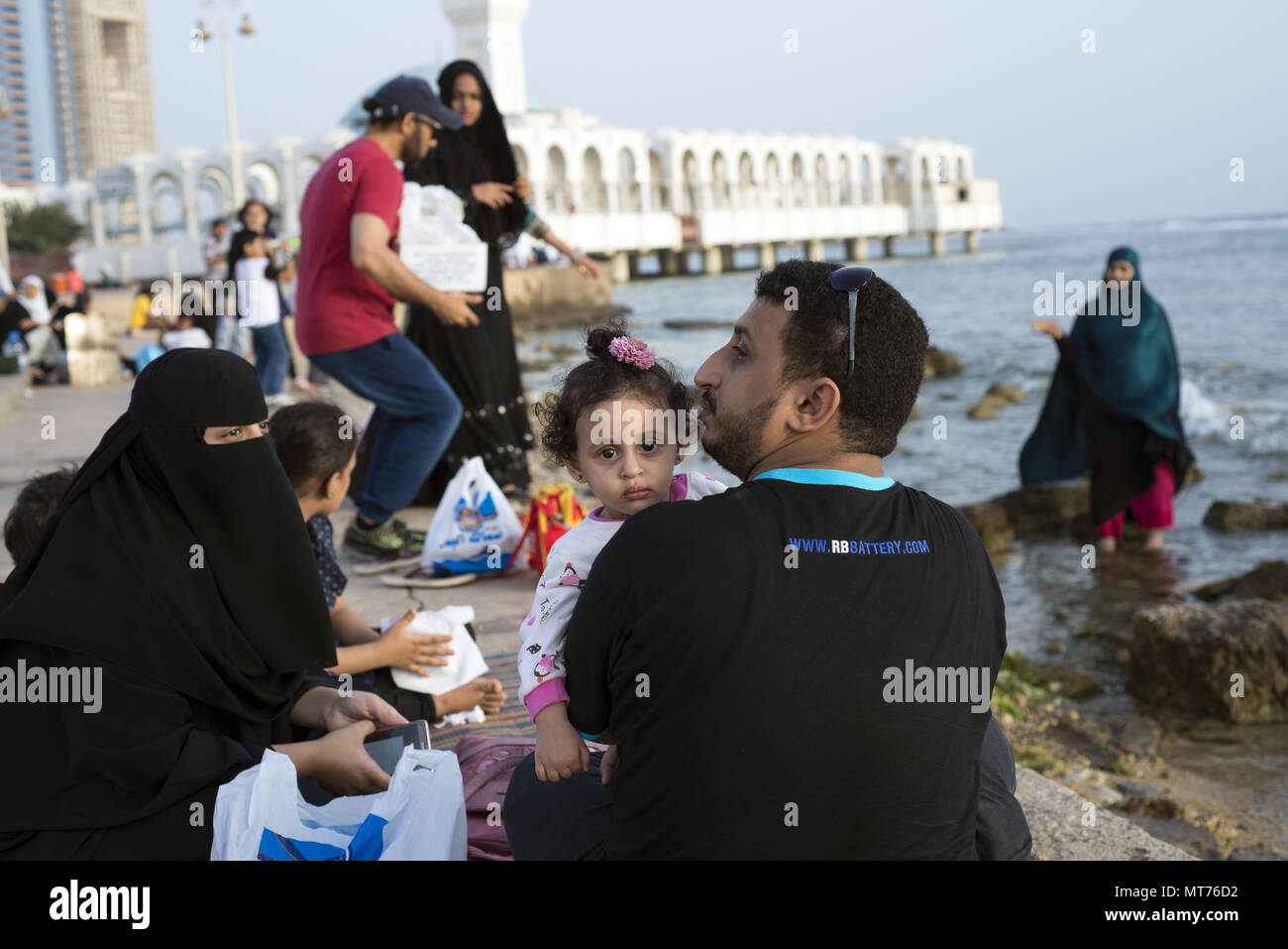 Muslime, die durch schwimmende Moschee in Jeddah, Saudi-Arabien in Vorbereitung auf die Schnelle während Ramada Stockfoto