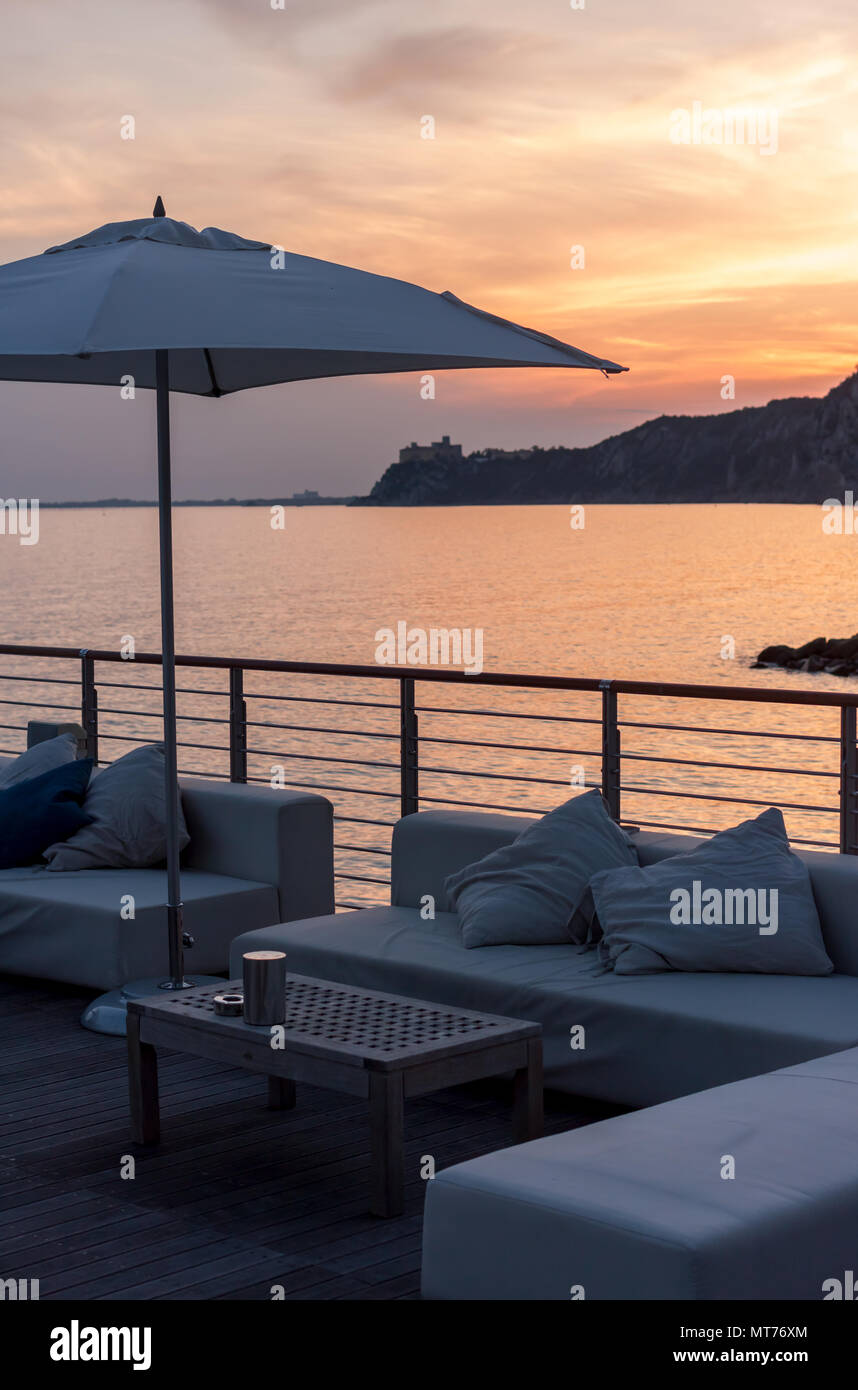 Leere Cafe Terrasse Meerblick Side Beach Club Stockfoto