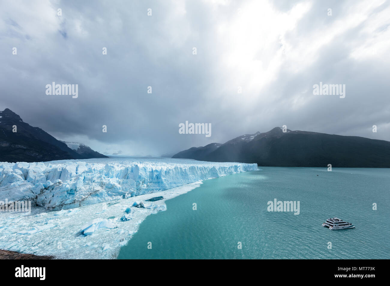 Die Treffpunkte von Eis, Fels und Wasser am Perito Moreno Gletscher, Argentinien Stockfoto
