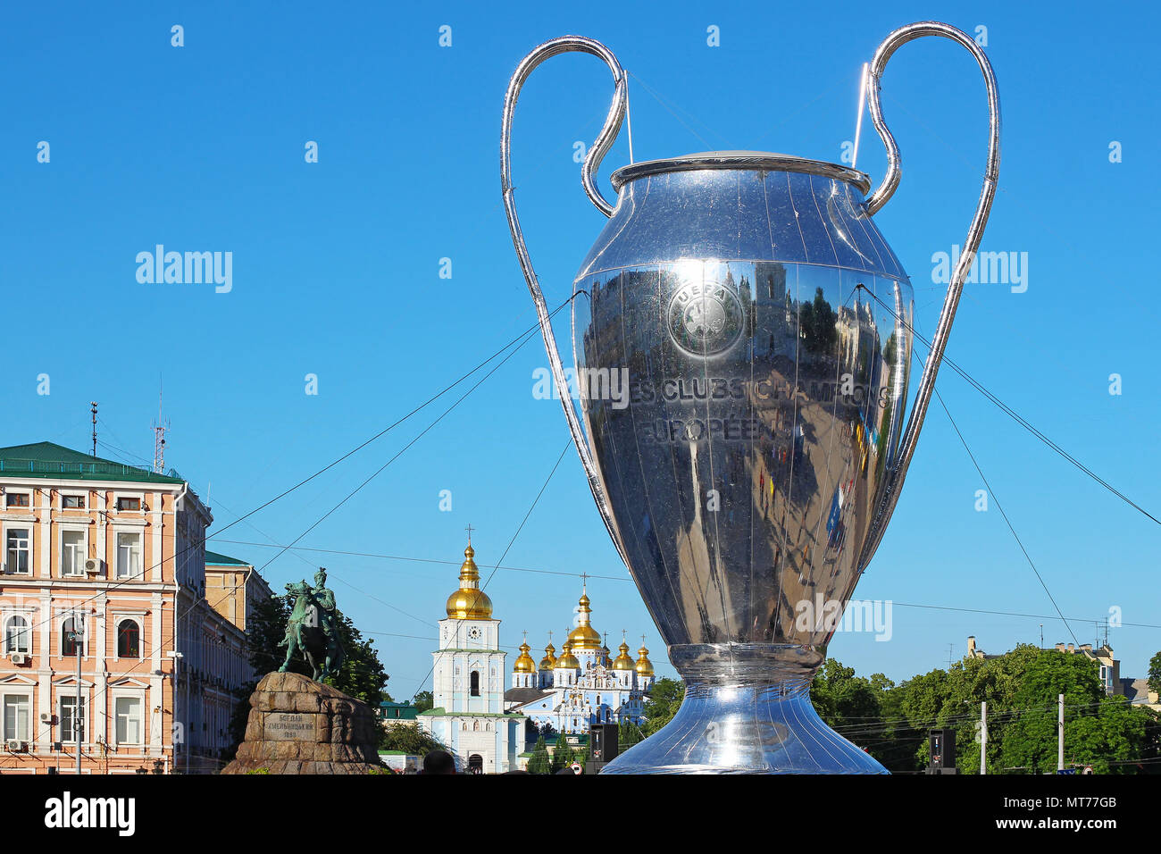 Kiew, Ukraine - 26. MAI 2018: Große Kopie der UEFA Champions League Cup auf Sophia in Kiew Stockfoto