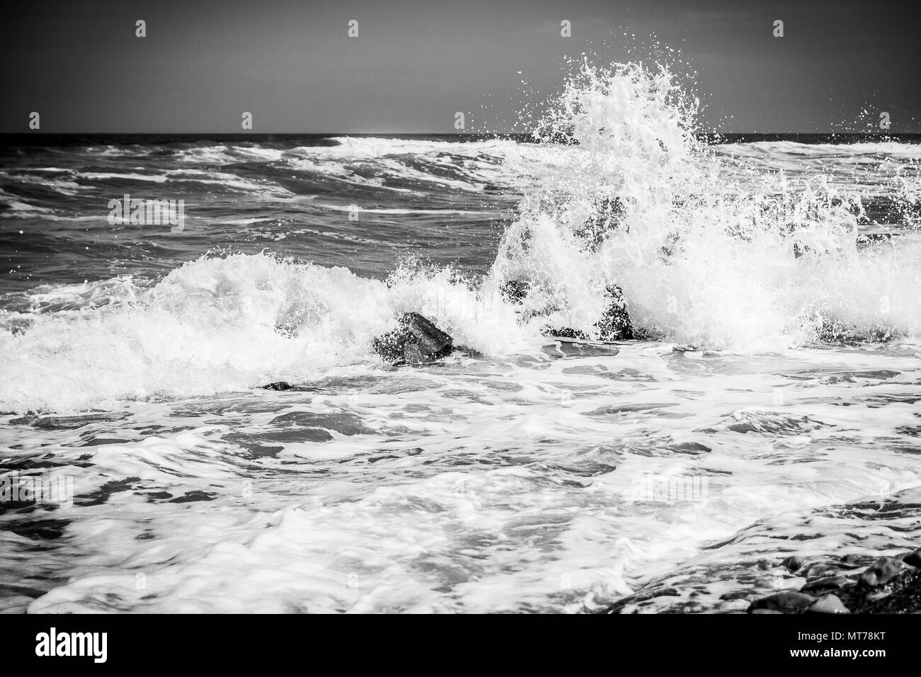 Absturz choas wie die Wellen brechen unter den Felsen im Meer Stockfoto