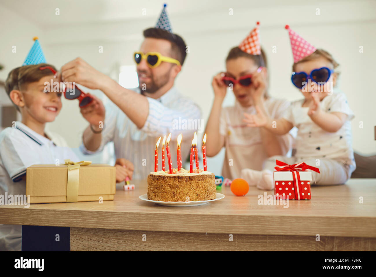 Geburtstag Kuchen mit Kerzen und Familie. Stockfoto