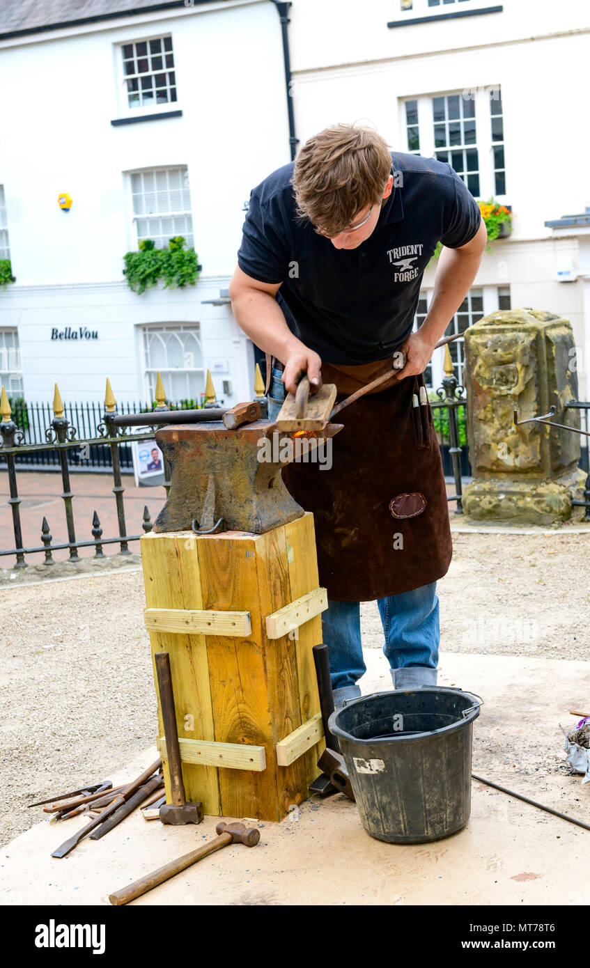 Schmied im Freien arbeiten an der Dachpfannen Tunbridge Wells tradition Eisen Reihen Stockfoto