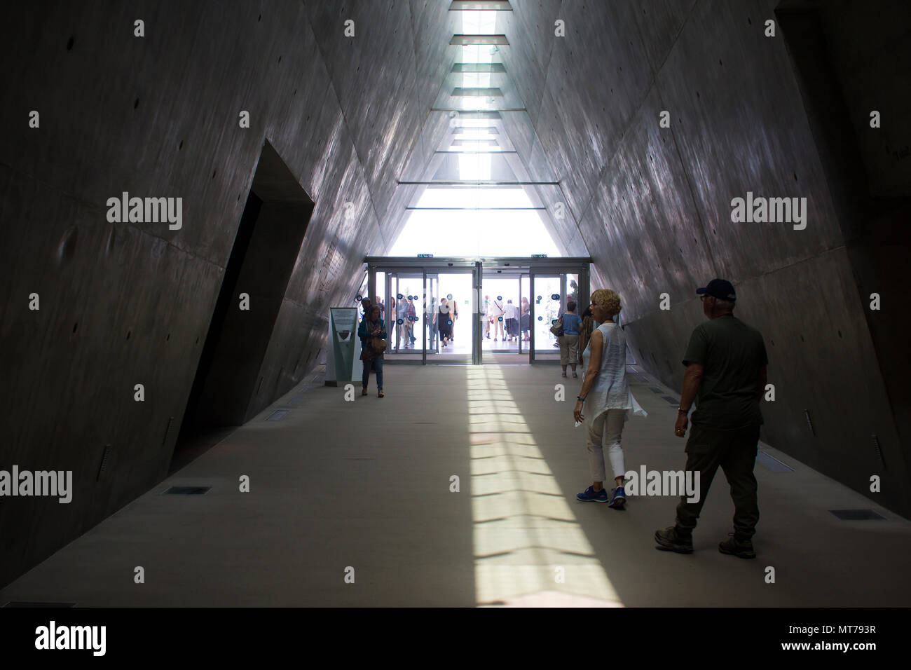 9. Mai 2018 Besucher verlassen die Dunkelheit der Yad Vashem Museum in Jerusalem, Israel und der Umzug in das helle Licht des Tages. Stockfoto