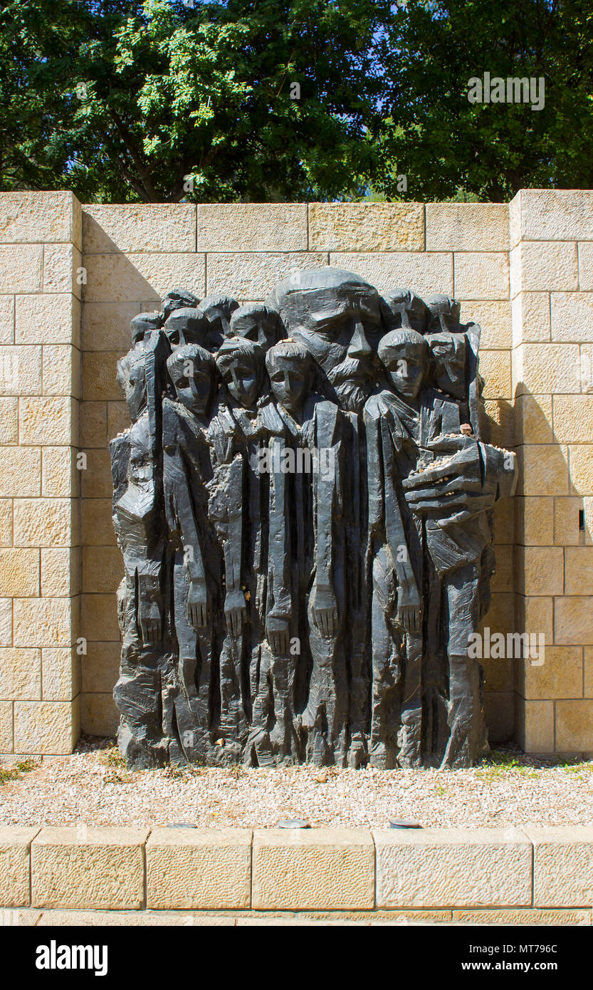 9. Mai 2018 eine steinerne Skulptur mit Szenen von Opfern des Holocaust an der Gedenkstätte Yad Vashem Holocaust Museum und Gedenkstätte in Jerusalem, Israel Stockfoto