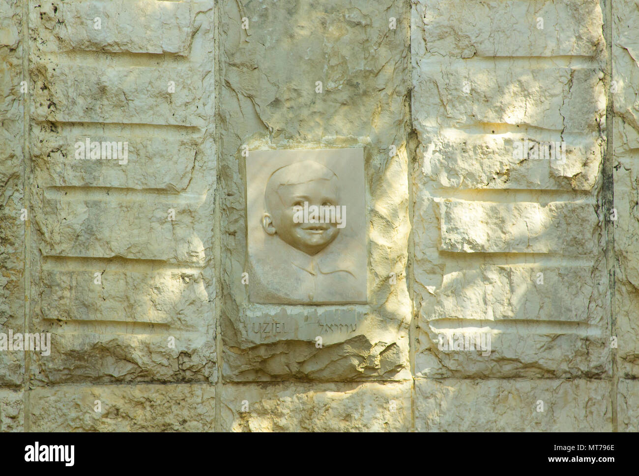 Die Skulptur in Stein gemeißelt und am Eingang zum Denkmal der Kinder Höhle an der Gedenkstätte Yad Vashem Holocaust Museum in Jerusalem Stockfoto