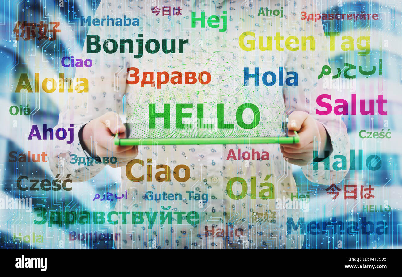 Junge Frau mit elektronischen Tablet mit dem Wort Hallo in verschiedenen Sprachen. Lernen und sprechen viele Sprachen einfacher durch den Einsatz von modernen Technologien Stockfoto