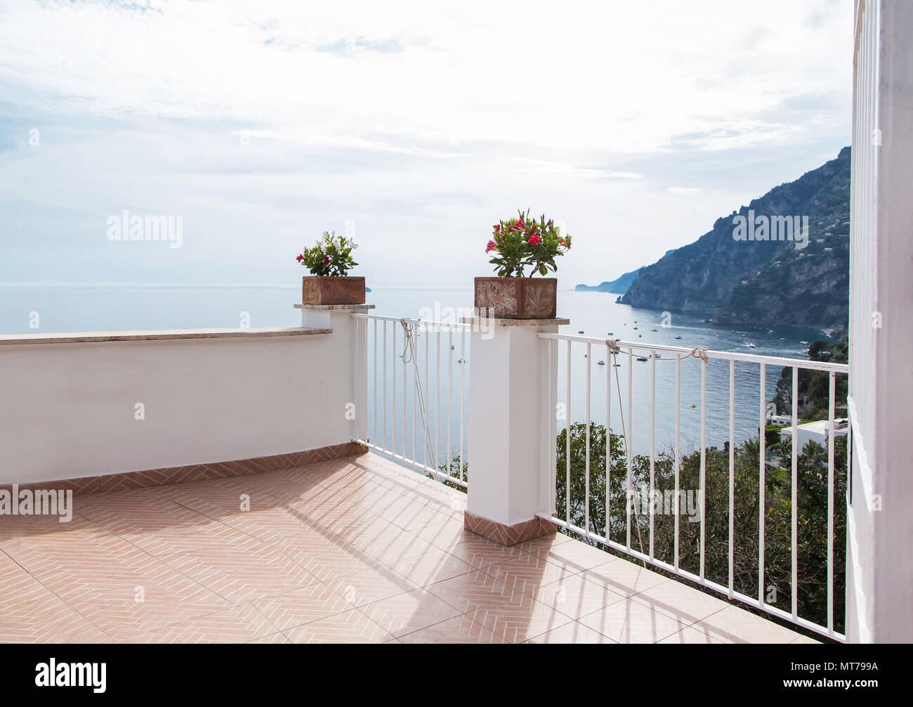 Terasse mit Blumen an der Amalfiküste Positano Stockfoto