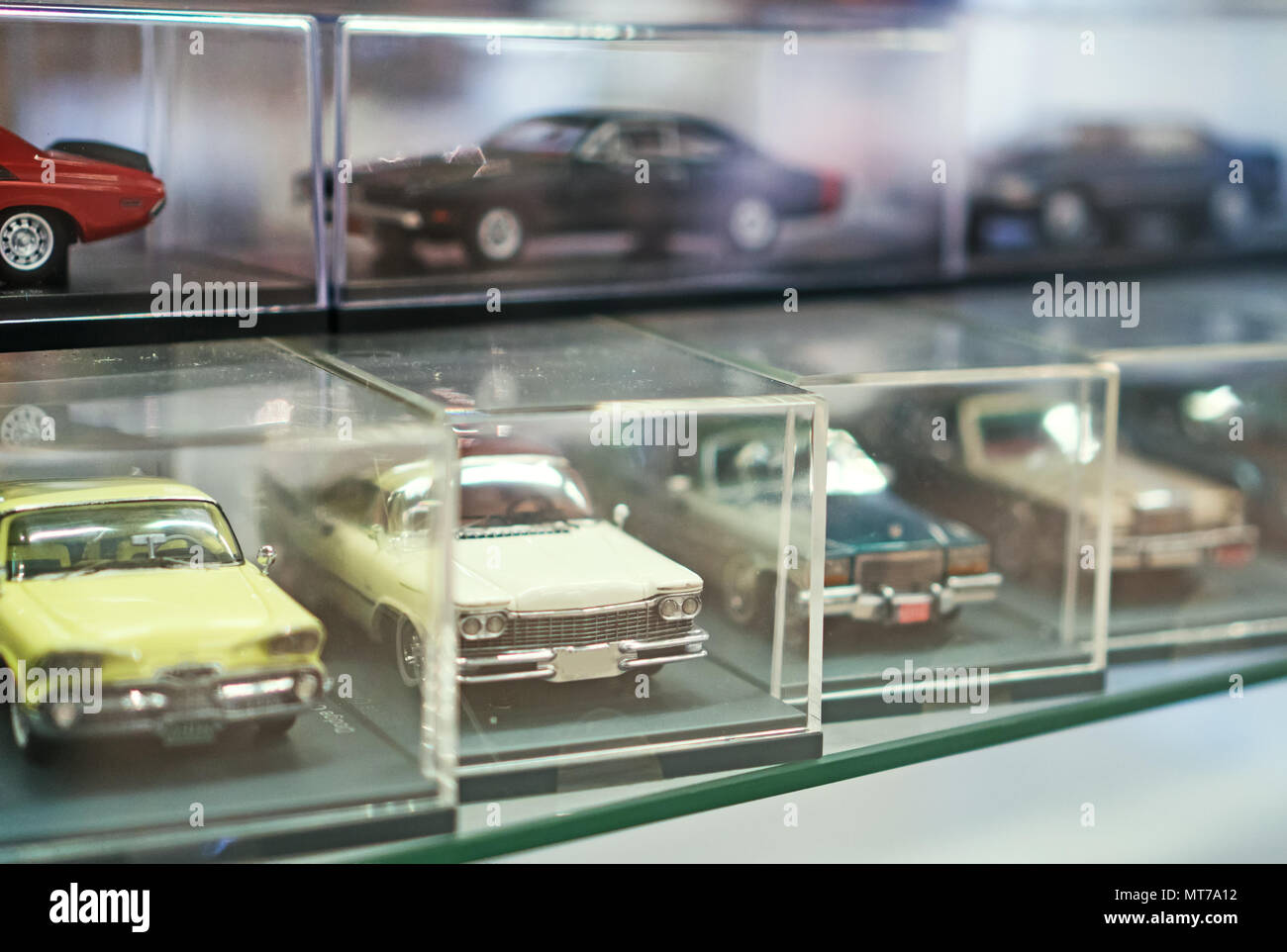 Sammlung von Retro Spielzeug Auto Modelle im Schaufenster. Stockfoto