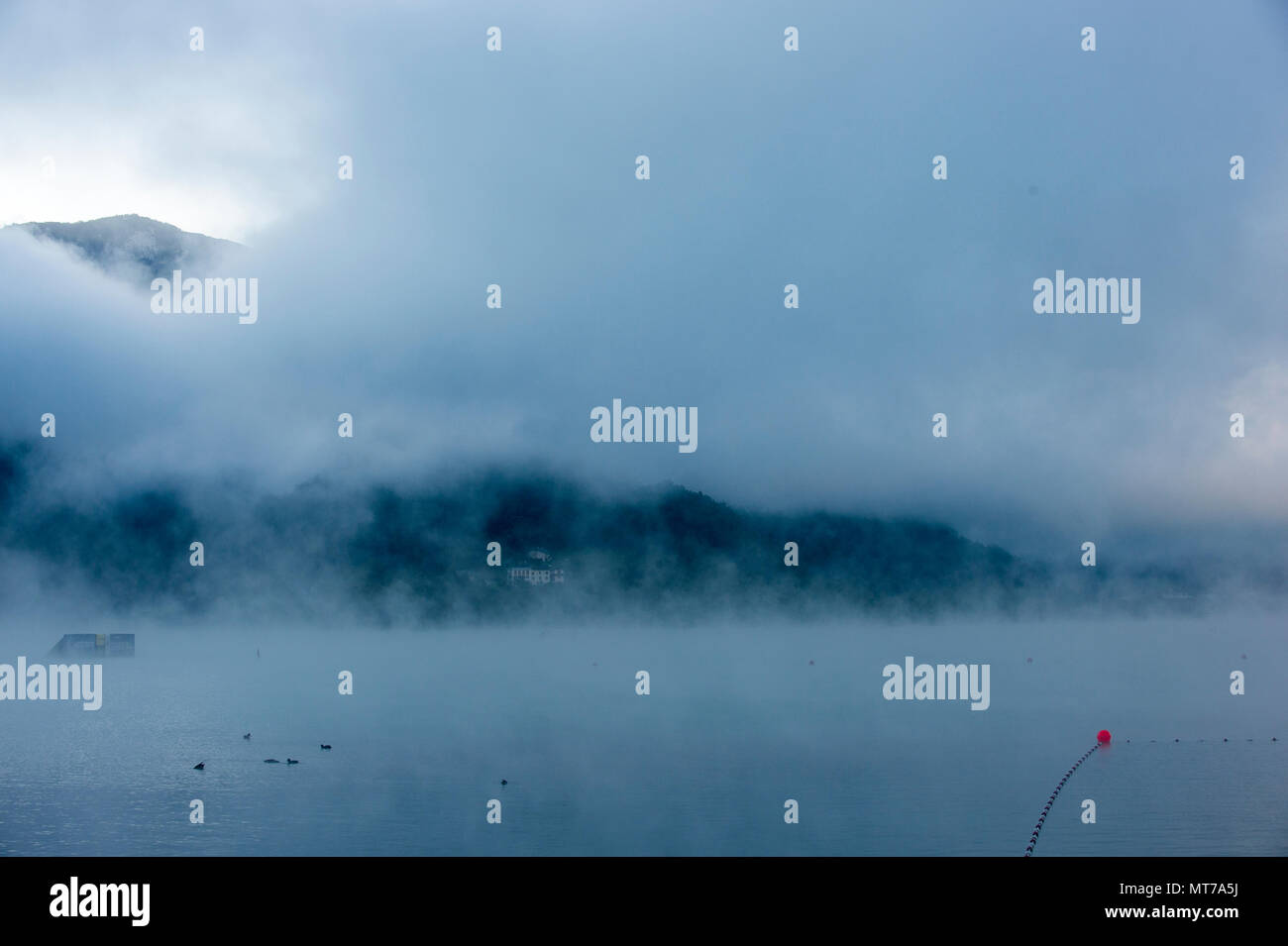 Aiguebelette, FRANKREICH, allgemeine Ansicht des Sees mit den Nebel und niedrige Festlegung der Cloud. 2015 FISA World Rowing Championships, Veranstaltungsort, See Aiguebelette- Stockfoto