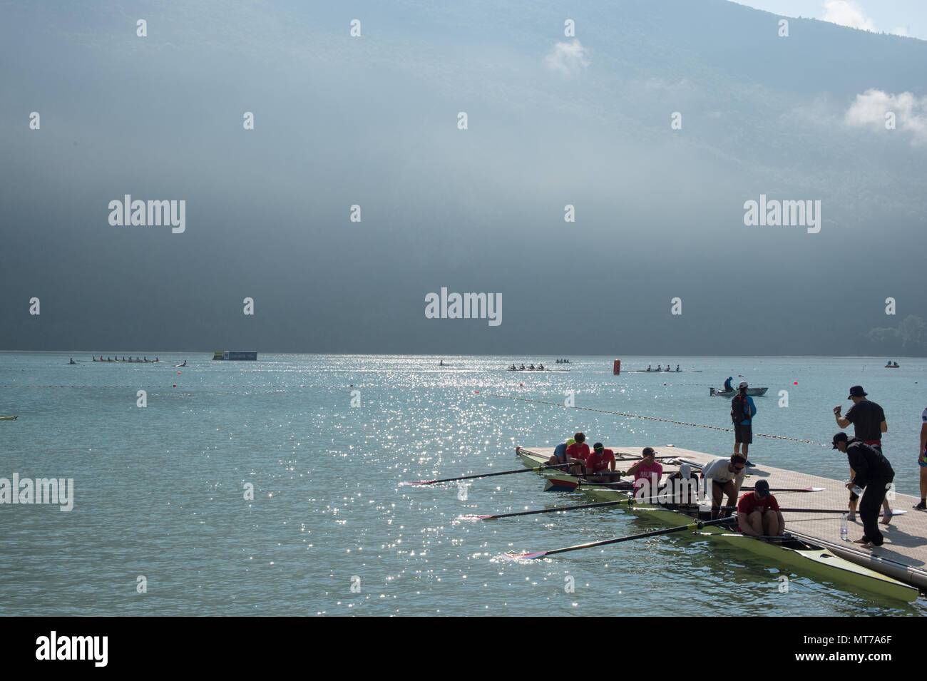 Aiguebelette, Frankreich. USA M 8+, für einen Morgen Training im 2014 FISA World Cup II, 09:25:35 Donnerstag 19/06/2014 vorbereiten. [Pflichtfeld Credit Stockfoto