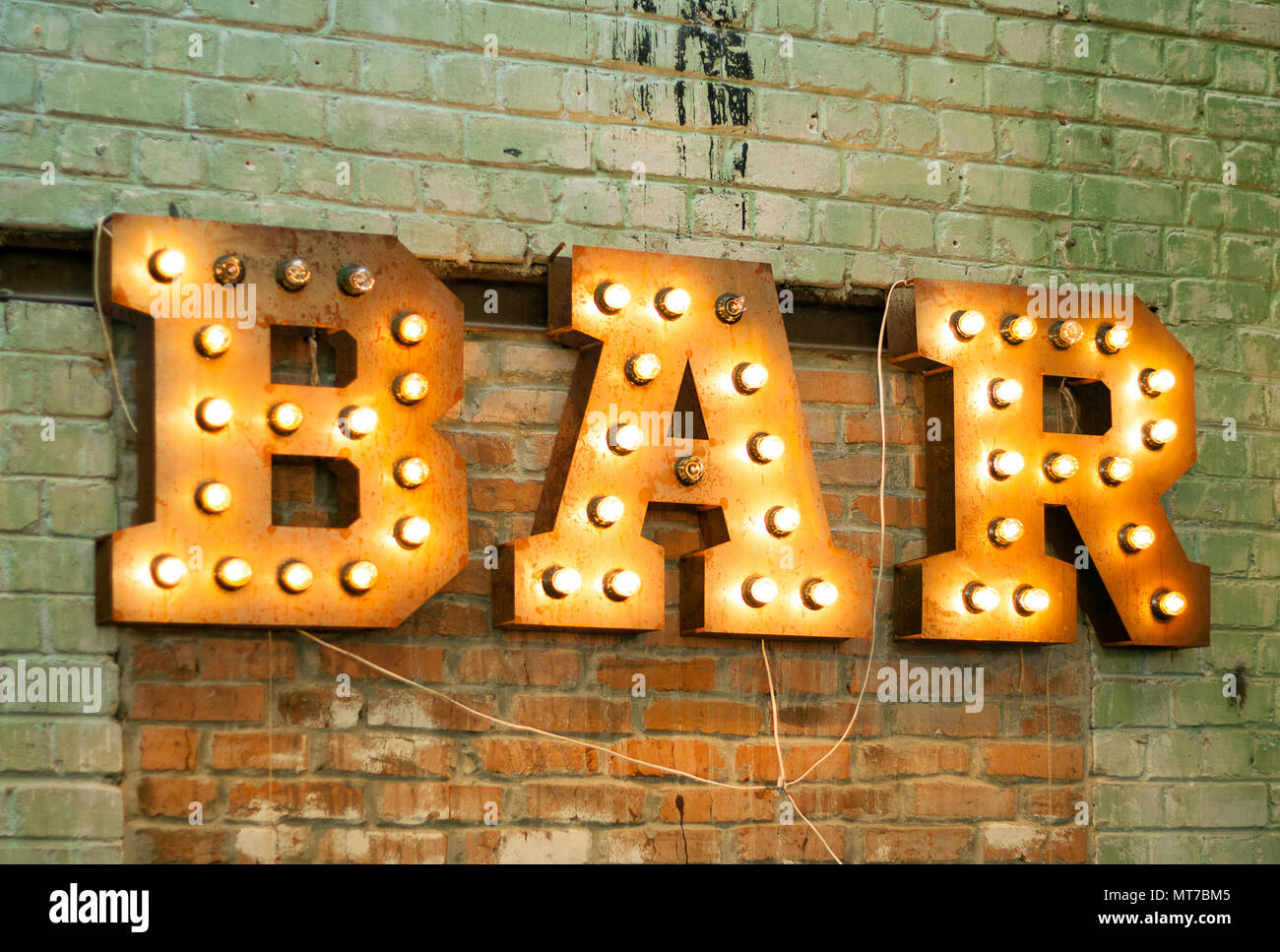 Bar Schild. Inschrift aus großen Buchstaben mit leuchtenden Glühbirnen auf  der Mauer eingerichtet Stockfotografie - Alamy