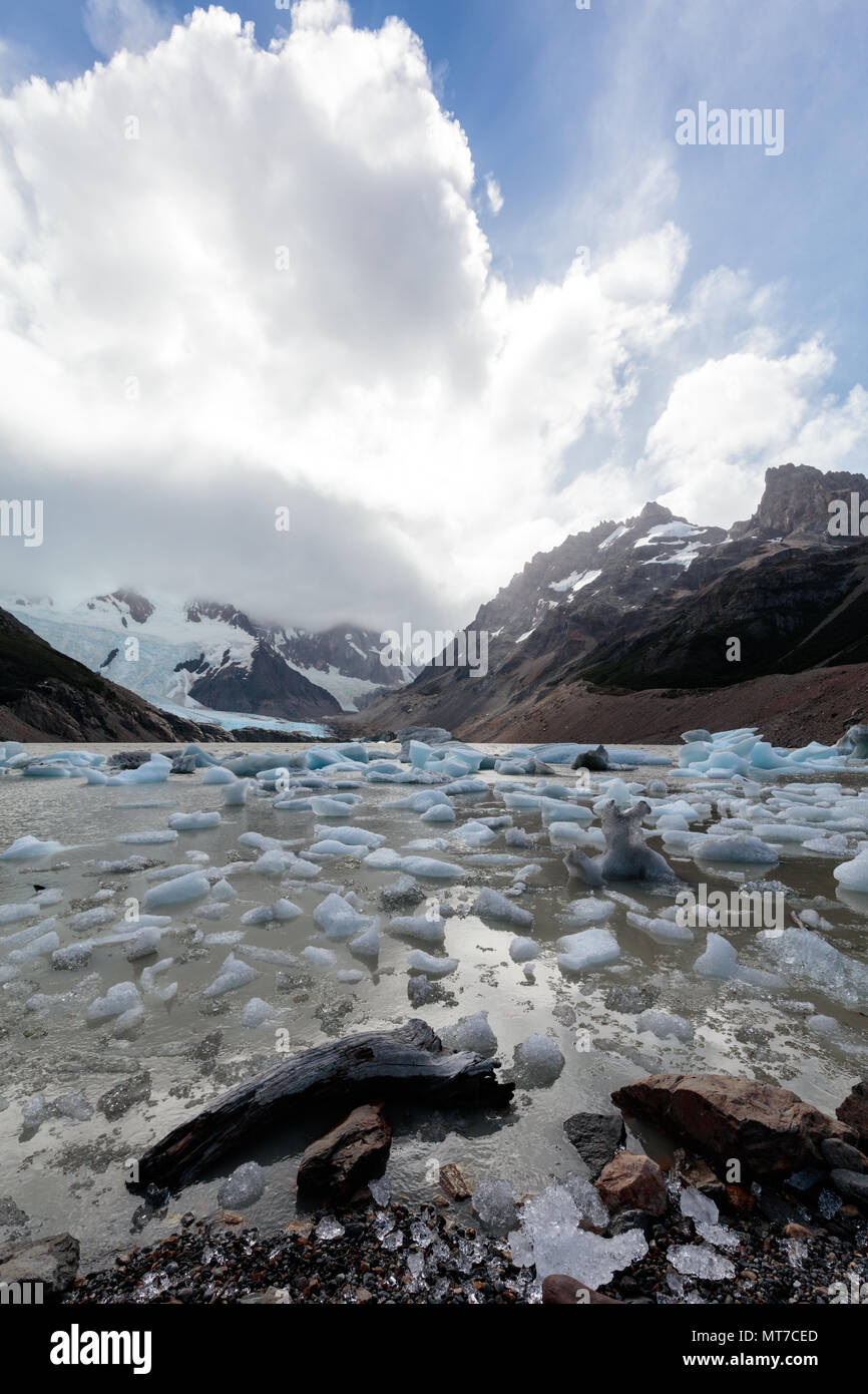 Kleine Blöcke von Eis dot das Ufer eines Gletschersee am Fitzroy in Argentinien Stockfoto