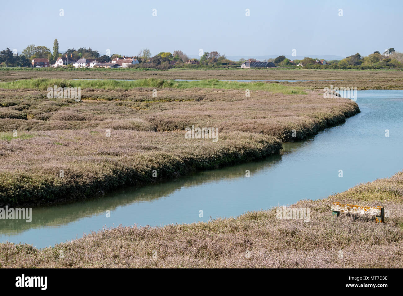 Die Westseite der Pagham Harbour Naturschutzgebiet mit Siddlesham im Hintergrund, West Sussex, UK. Stockfoto