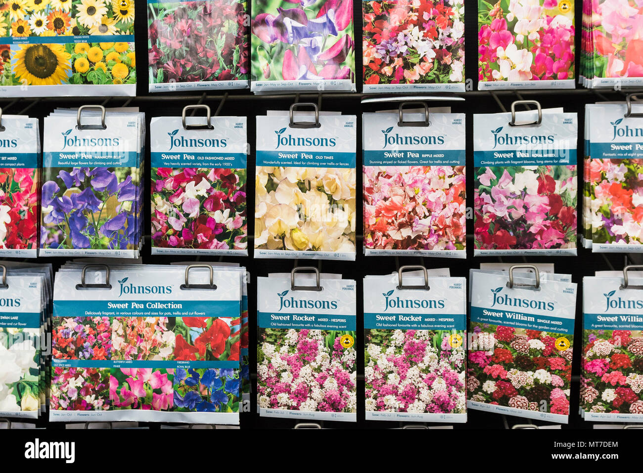 Pakete mit Blumensamen auf Verkauf in einem Gartencenter. Stockfoto