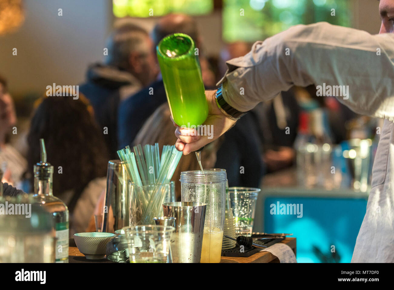Ein Barkeeper mixen einen Cocktail an einem Gin tasting Event im Trebah Garten in Cornwall. Stockfoto