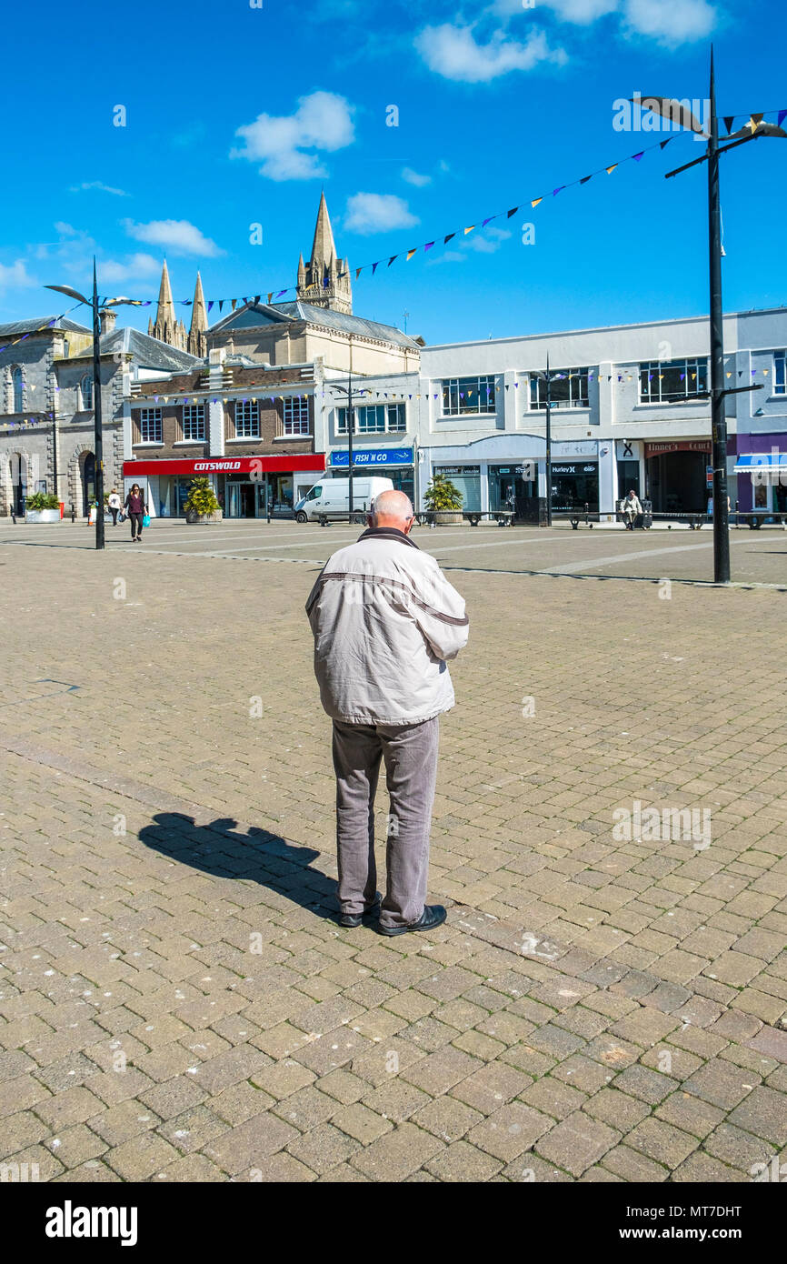 Ein Mann stand allein in Zitrone Kai in der Stadt Truro in Cornwall. Stockfoto