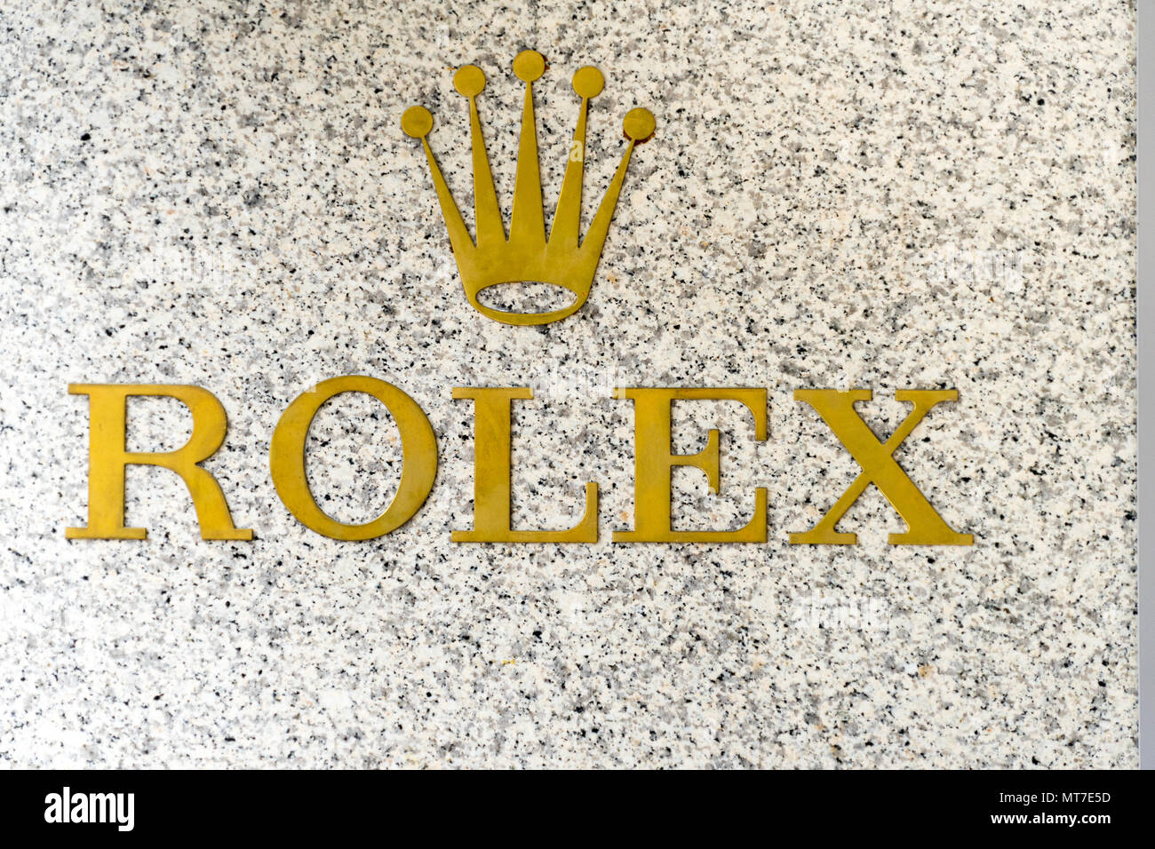 Goldenen Schriftzug 'Rolex' und ein Marmorbad mit Krone auf die Wand von  einem Juwelier in Hannover, Deutschland, Mai 2018 Stockfotografie - Alamy
