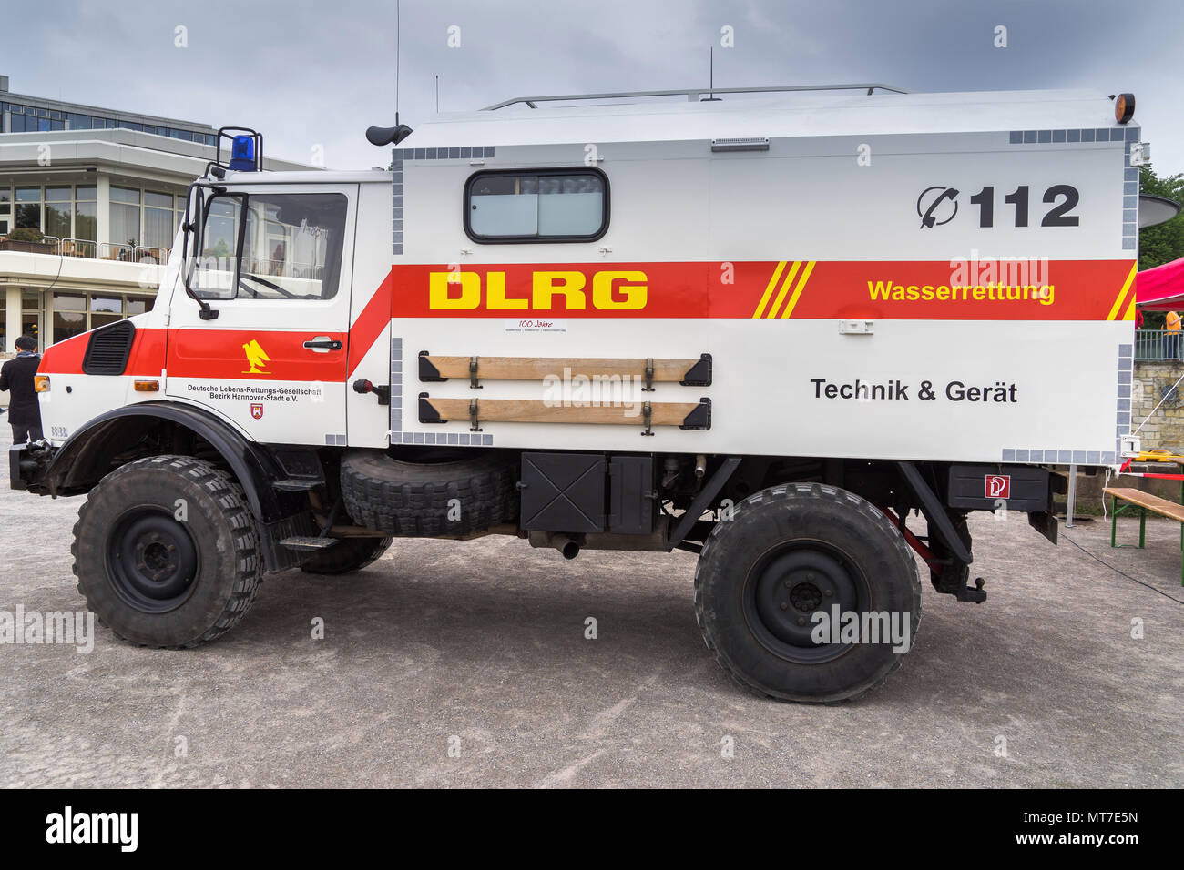 Unimog Mercedes umgewandelt in einen Krankenwagen der DLRG (Deutsche Lebensrettungsgesellschaft), auf Anruf am Maschsee in Hannover, Deutschland im Mai 2018 Stockfoto