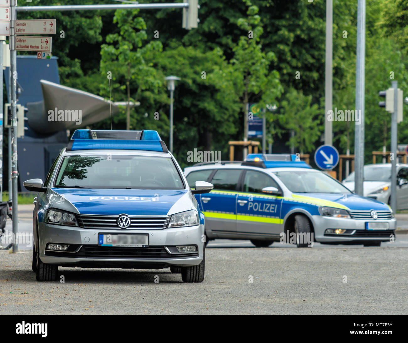 Zwei deutsche Polizei Autos mit grauen und blauen Markierungen warten am Maschsee in Hannover, Deutschland, im Mai 2018 verwendet werden Stockfoto