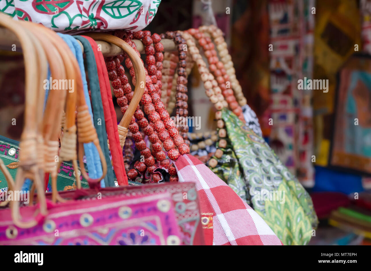 Eine Nahaufnahme Foto von bunt/mehrfarbig souvenir Handtaschen auf Verkauf an Shilparamam Kunst und Handwerk Dorf in Hyderabad, Telangana, Indien. Stockfoto