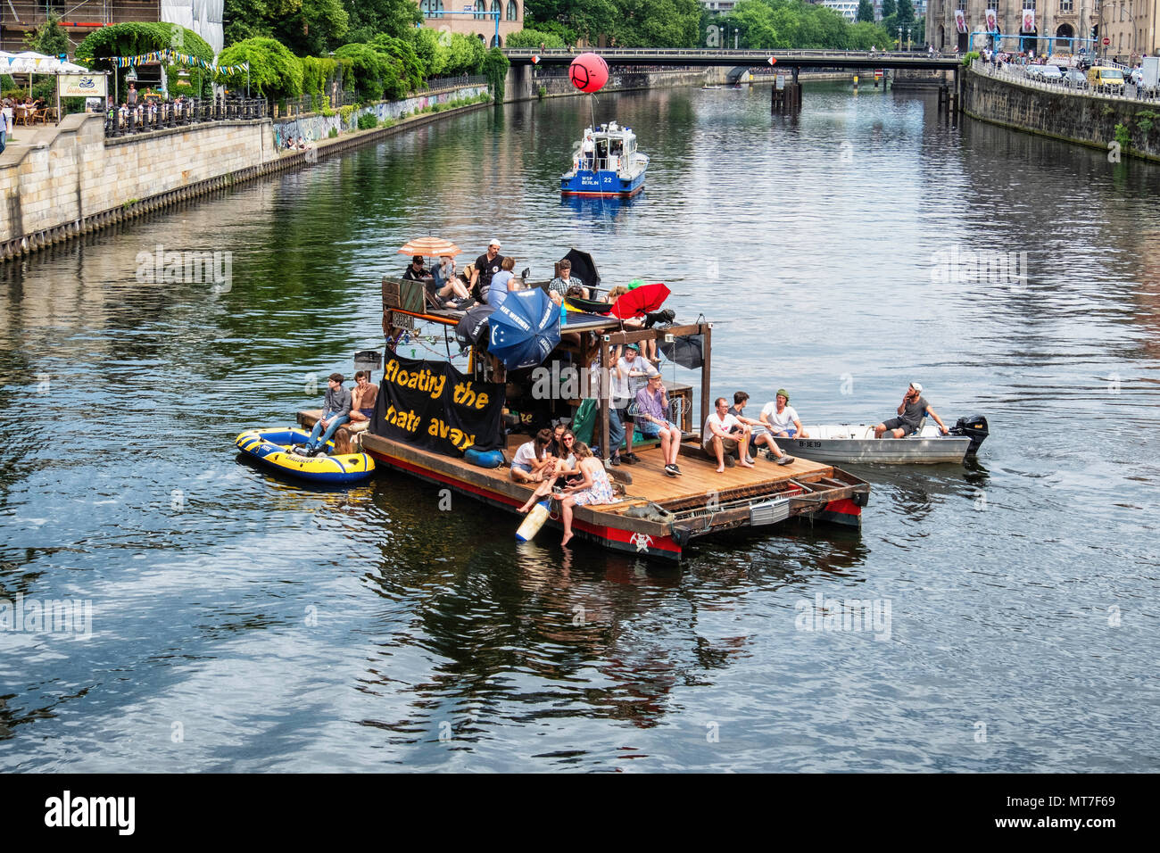 Deutschland, Berlin-Mitte, Mai 2017 27. Anti AfD boot Protest an der Spree bundesweite AfD Demo zu begegnen. Stockfoto