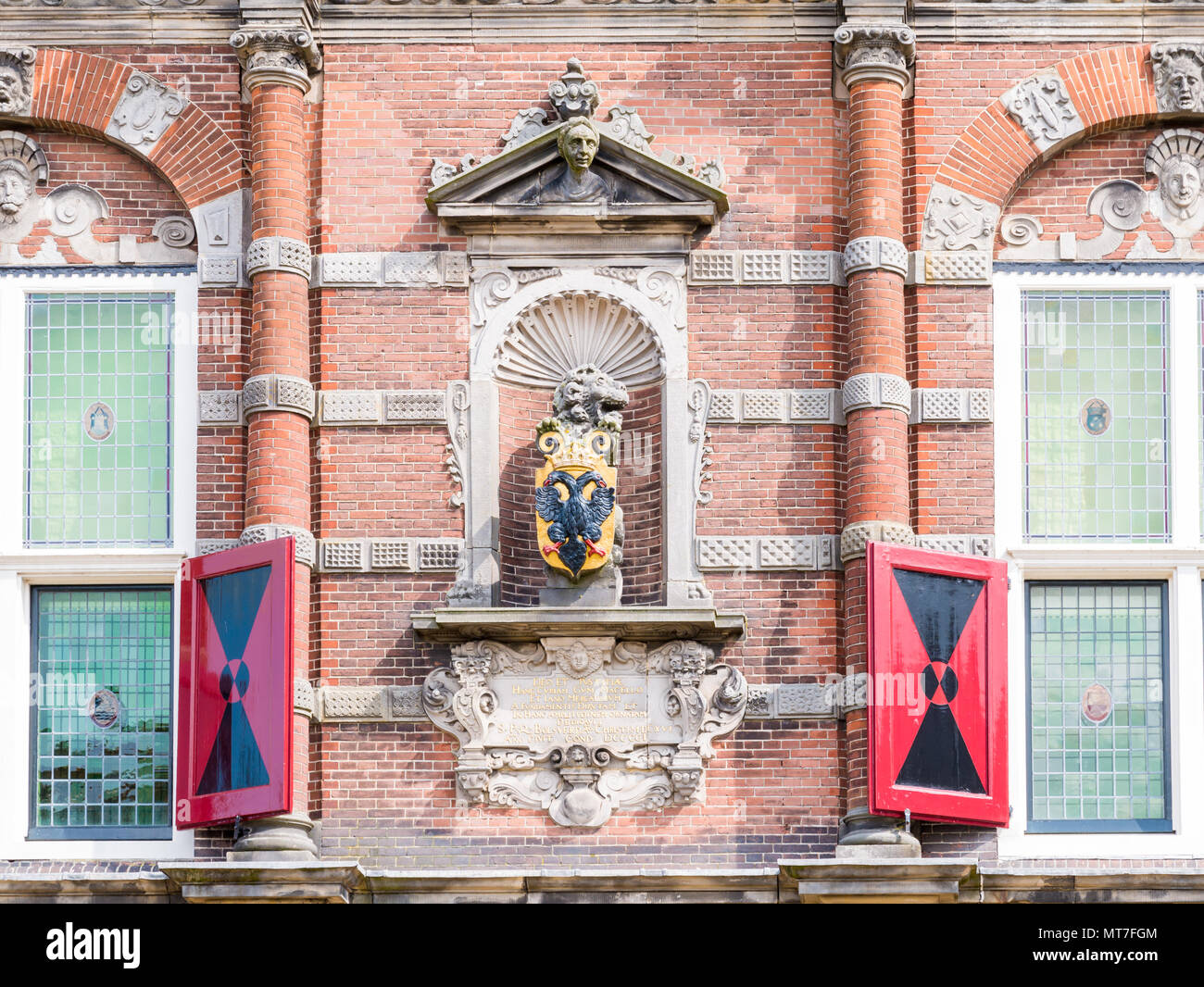 Stadt Arme auf Fassade des Rathauses in der historischen Altstadt von Bolsward, Friesland, Niederlande Stockfoto