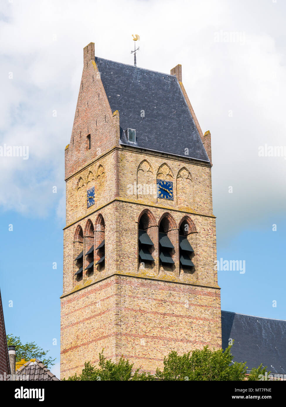 Kirchturm der Martinikerk oder ehemaligen katholischen St. Martins Kirche in der Altstadt von Bolsward, Friesland, Niederlande Stockfoto
