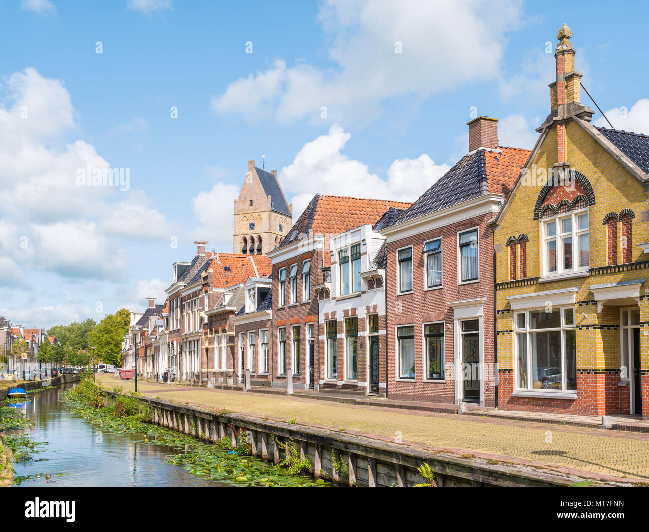 Street Scene der Kleinen Dijlakker Kanal und Turm der evangelischen Kirche in der Altstadt von Bolsward, Friesland, Niederlande Stockfoto