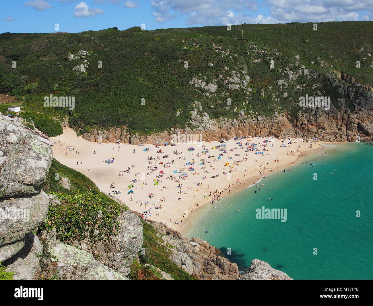 Strand bei Pothcurno Bay/Cove in Cornwall, England, Großbritannien, zeigen den Strand im Sommer. Luftaufnahme der Urlauber zum Sonnenbaden und Schwimmen. Stockfoto