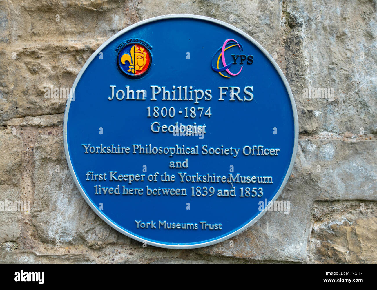 Blaue Plakette in Museum Park York Gedenken an John Phillips FRS Geologe und ersten Hüter des Yorkshire Museum Stockfoto