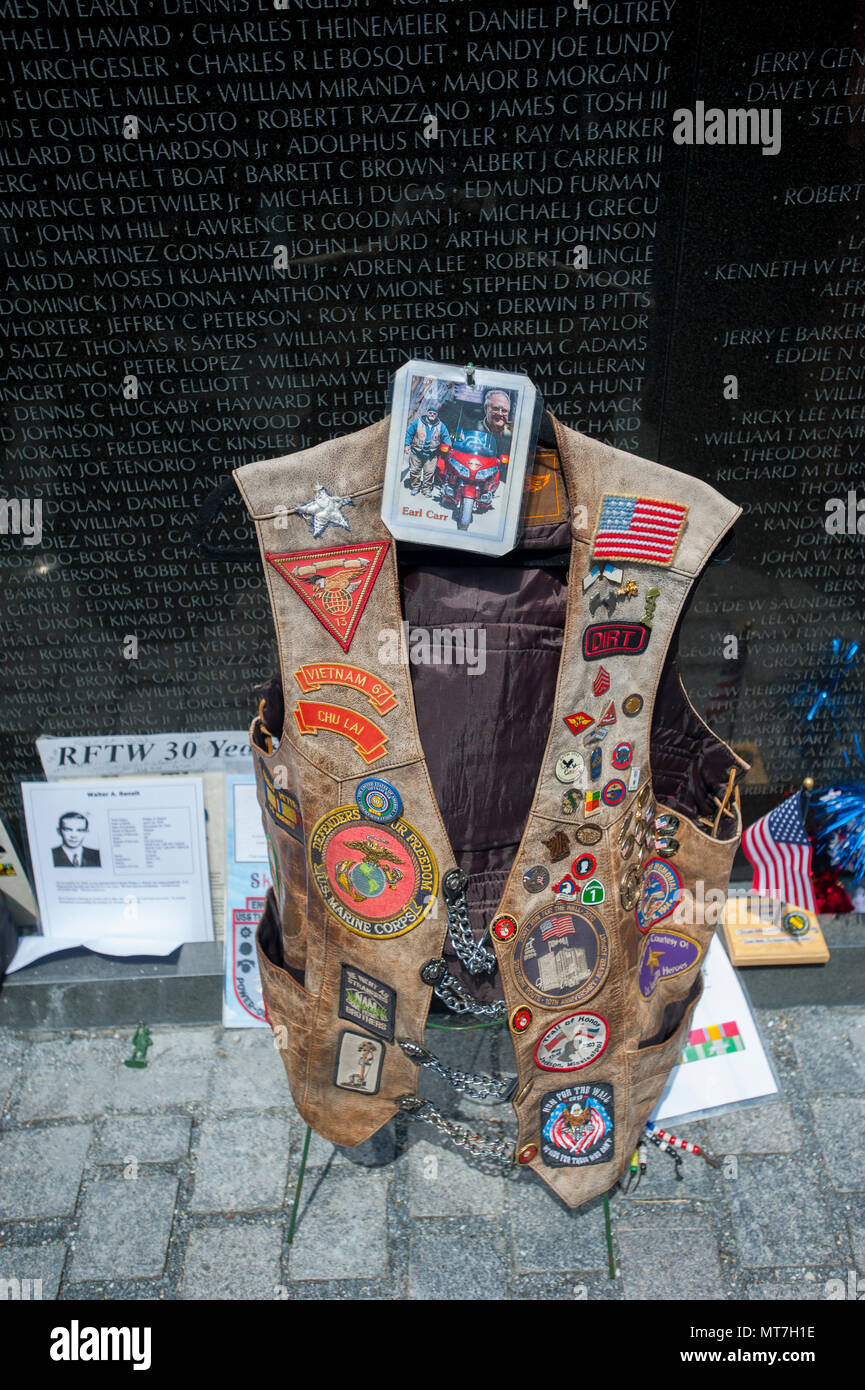 USA Washington DC Vietnam War Memorial Wand kommen Menschen zu trauern und erinnern Sie sich lieben und bringen Elemente, um sie zu ehren Stockfoto