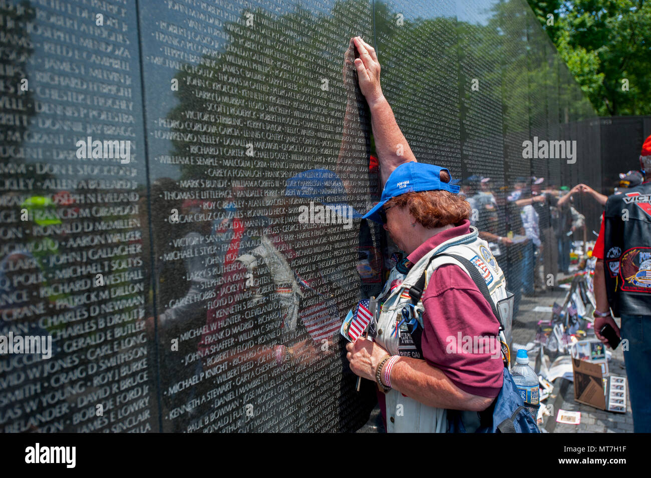 USA Washington DC Vietnam War Memorial Wand kommen Menschen zu trauern und erinnern Sie sich lieben und bringen Elemente, um sie zu ehren Stockfoto