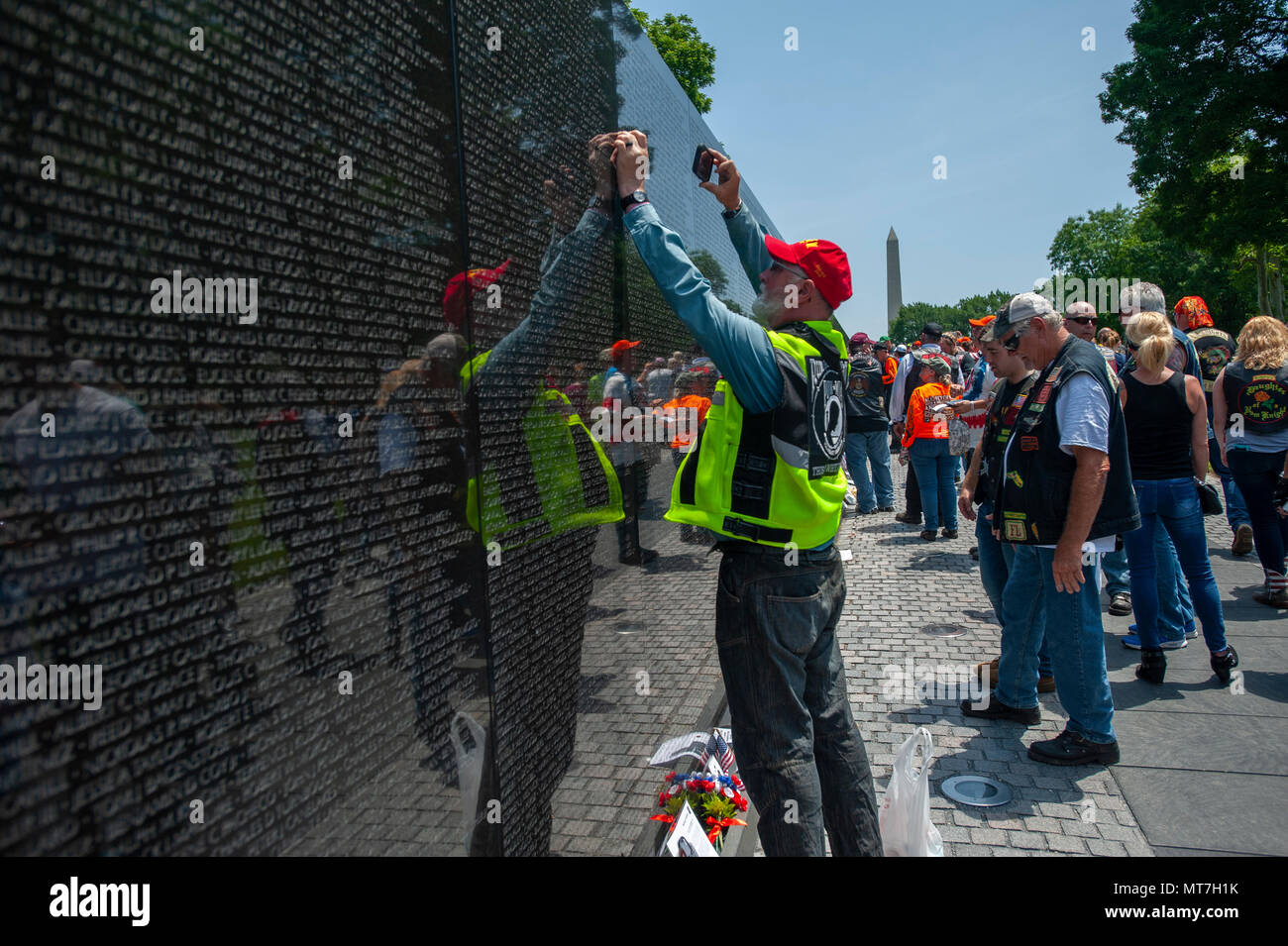 USA Washington DC Vietnam War Memorial Wand kommen Menschen zu trauern und erinnern Sie sich lieben und bringen Elemente, um sie zu ehren Stockfoto