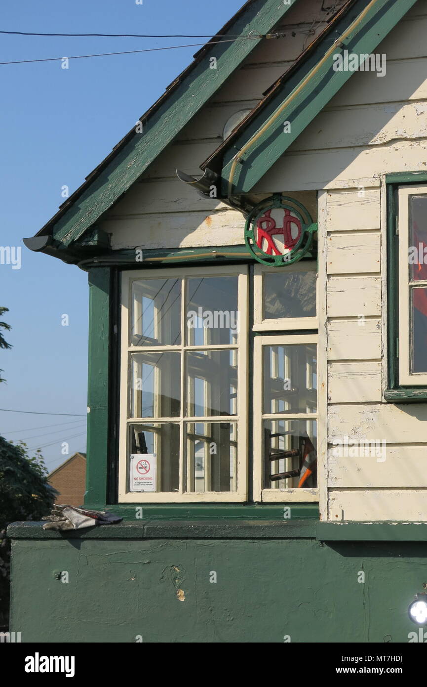 In der Nähe des Signal box Windows und RHD-Logo in New Romney Station, Romney, Hythe & Dymchurch Steam Railway, Kent Stockfoto