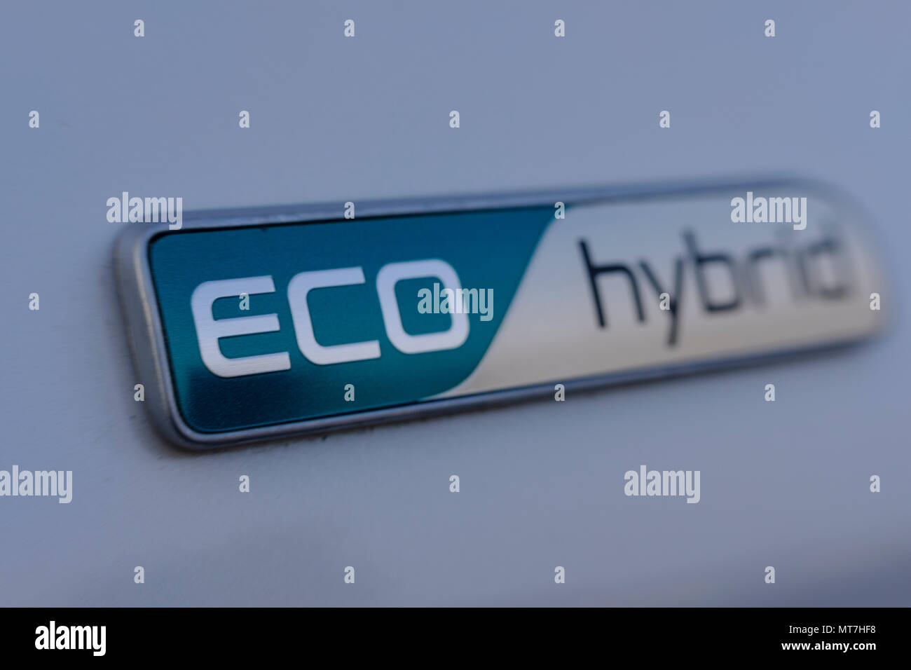 ECO HYBRID Symbol auf metallisch glänzendes Auto. Green eco Energie von zukünftige Technologien Stockfoto