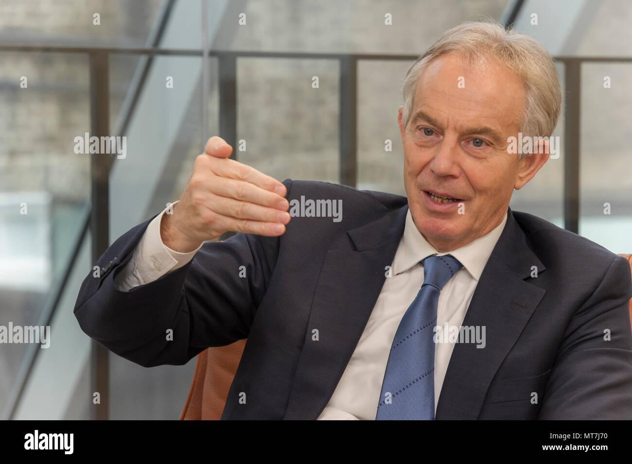 Das Recht auf Tony Blair im Gespräch in seinem Büro an der Tony Blair Institut für Globale Änderung in Central London Stockfoto