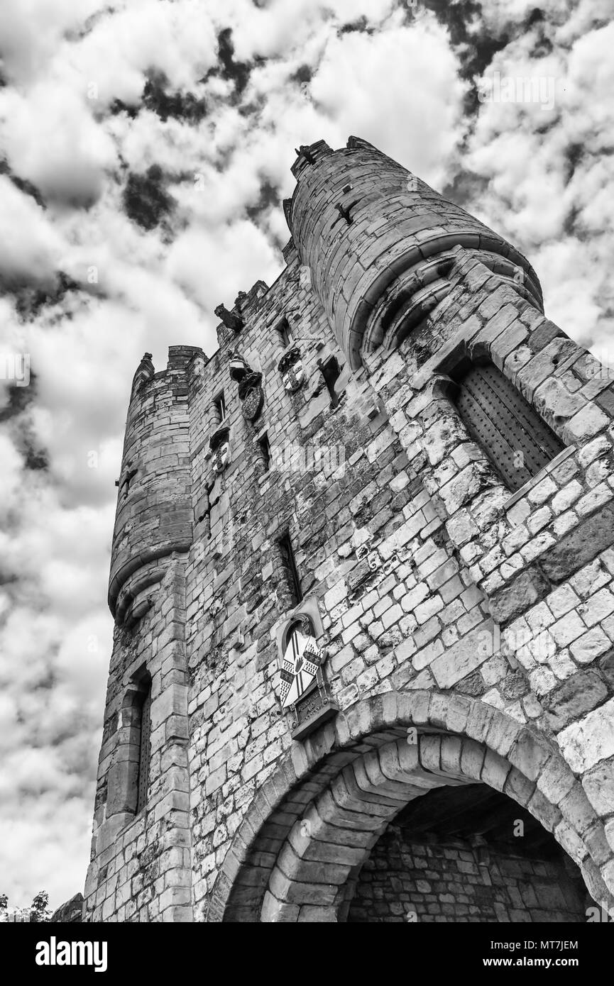 Street Scene an der Micklegate Bar Tower, eine der vorhandenen defensive Tore innerhalb der Stadt York eingeben Stockfoto