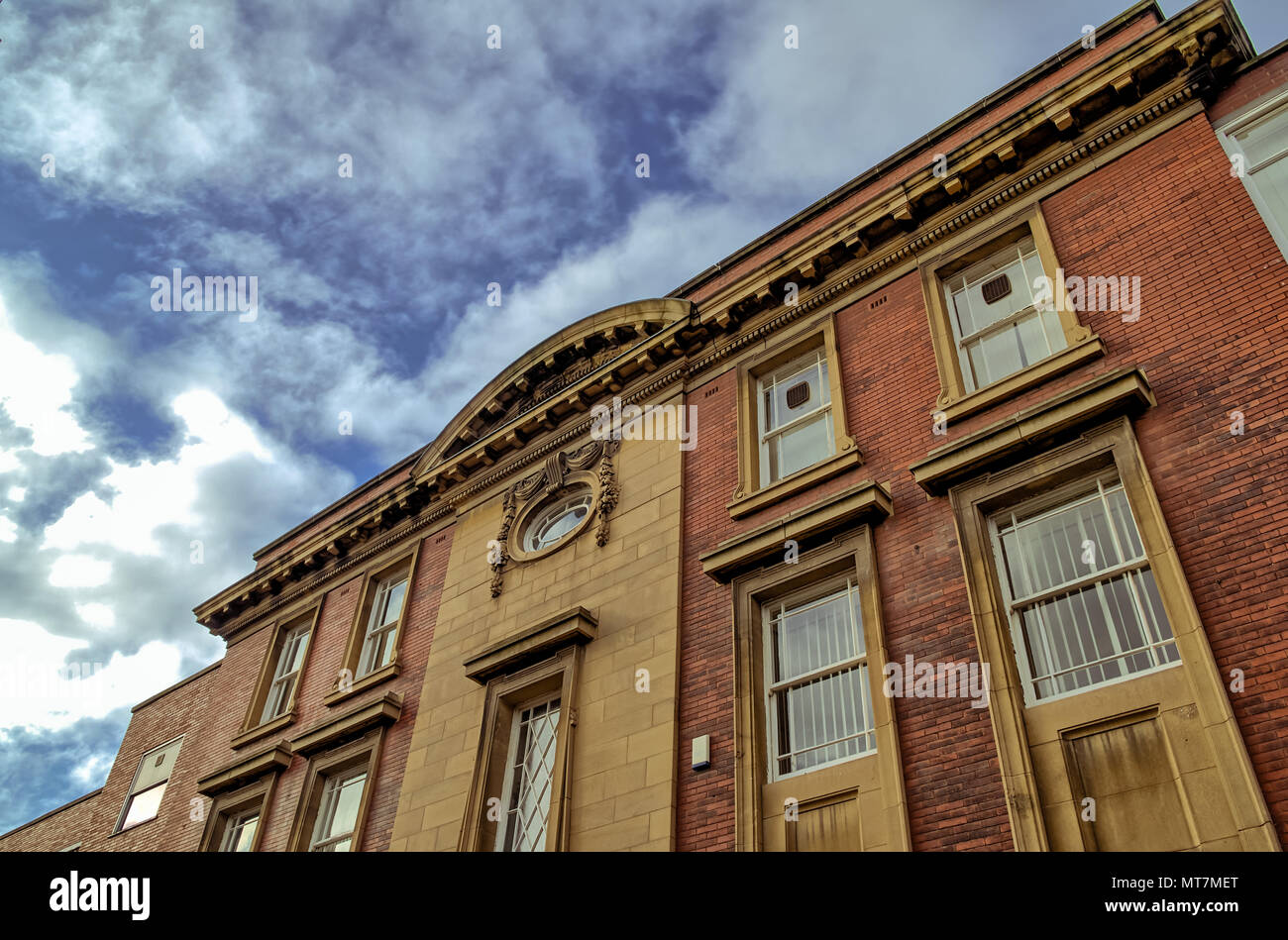 Traditionelle Anfang des zwanzigsten Jahrhunderts Britische kommunalen Backsteingebäude (ursprünglich RRDC - Rotherham Rural District Council) mit kunstvollen Architektur Stockfoto