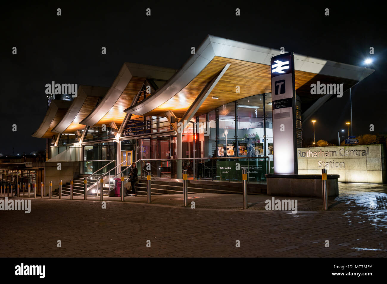 Die neue Rotherham Hauptbahnhof bei Nacht - Bahnhof Teil von Rotherham Renaissance mit modernen, zeitgenössischen Dach & Architektur Stockfoto