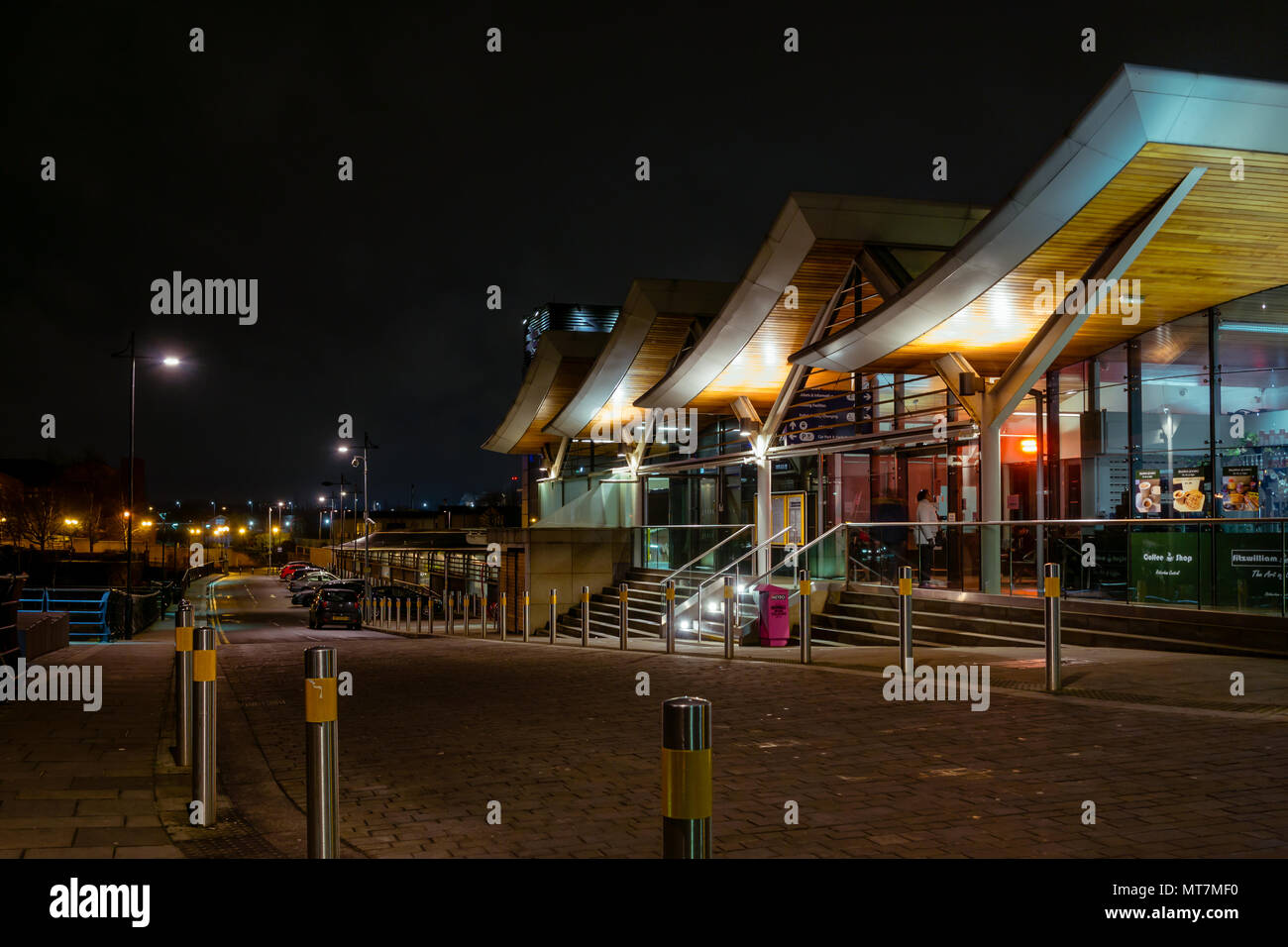 Die neue Rotherham Hauptbahnhof bei Nacht - Bahnhof Teil von Rotherham Renaissance mit modernen, zeitgenössischen Dach & Architektur Stockfoto