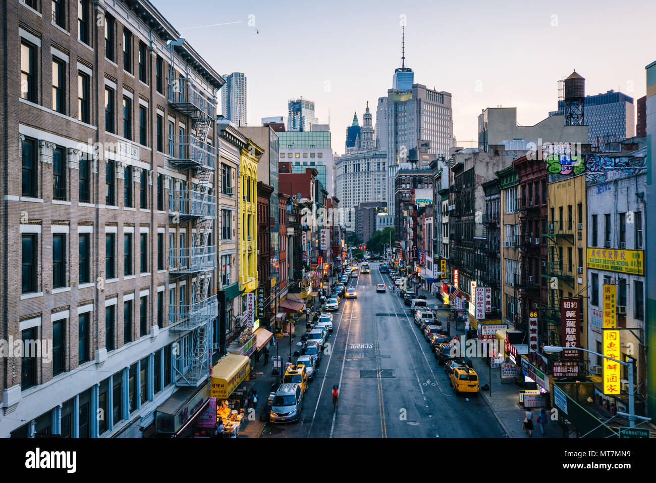 Blick auf East Broadway bei Nacht, in der Lower East Side in Manhattan, New York. Stockfoto