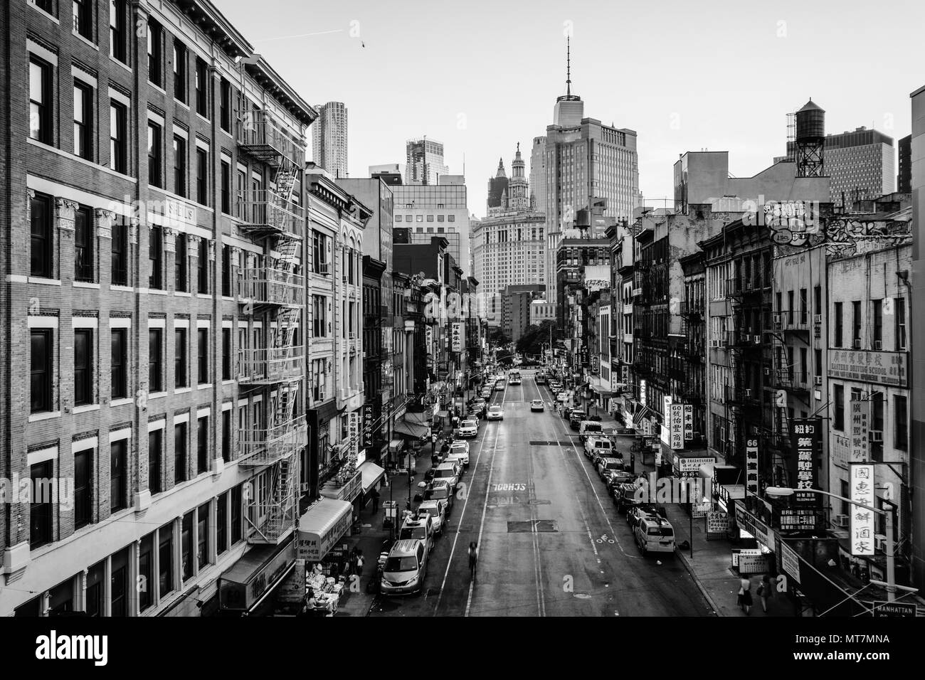 Blick auf East Broadway bei Nacht, in der Lower East Side in Manhattan, New York. Stockfoto