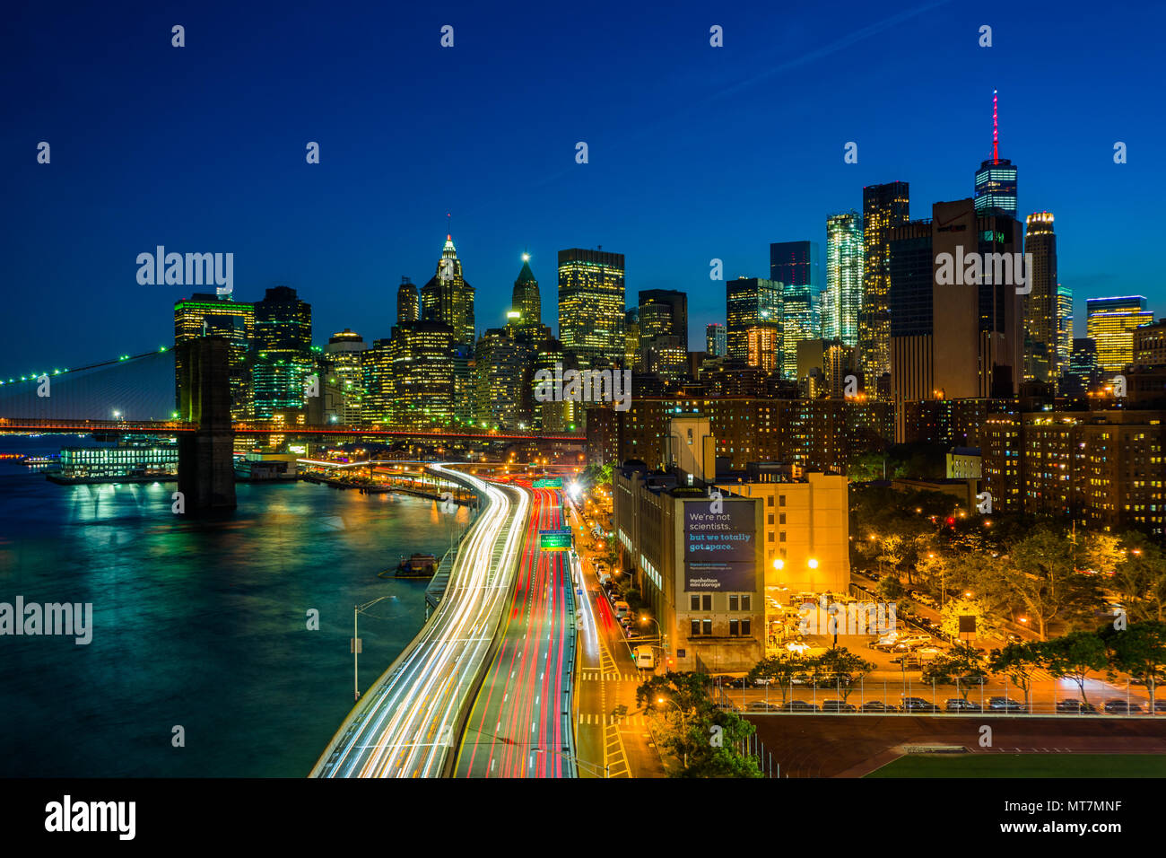 Blick auf den FDR Drive und der Lower Manhattan Skyline bei Nacht, von der Manhattan Bridge Walkway, New York. Stockfoto