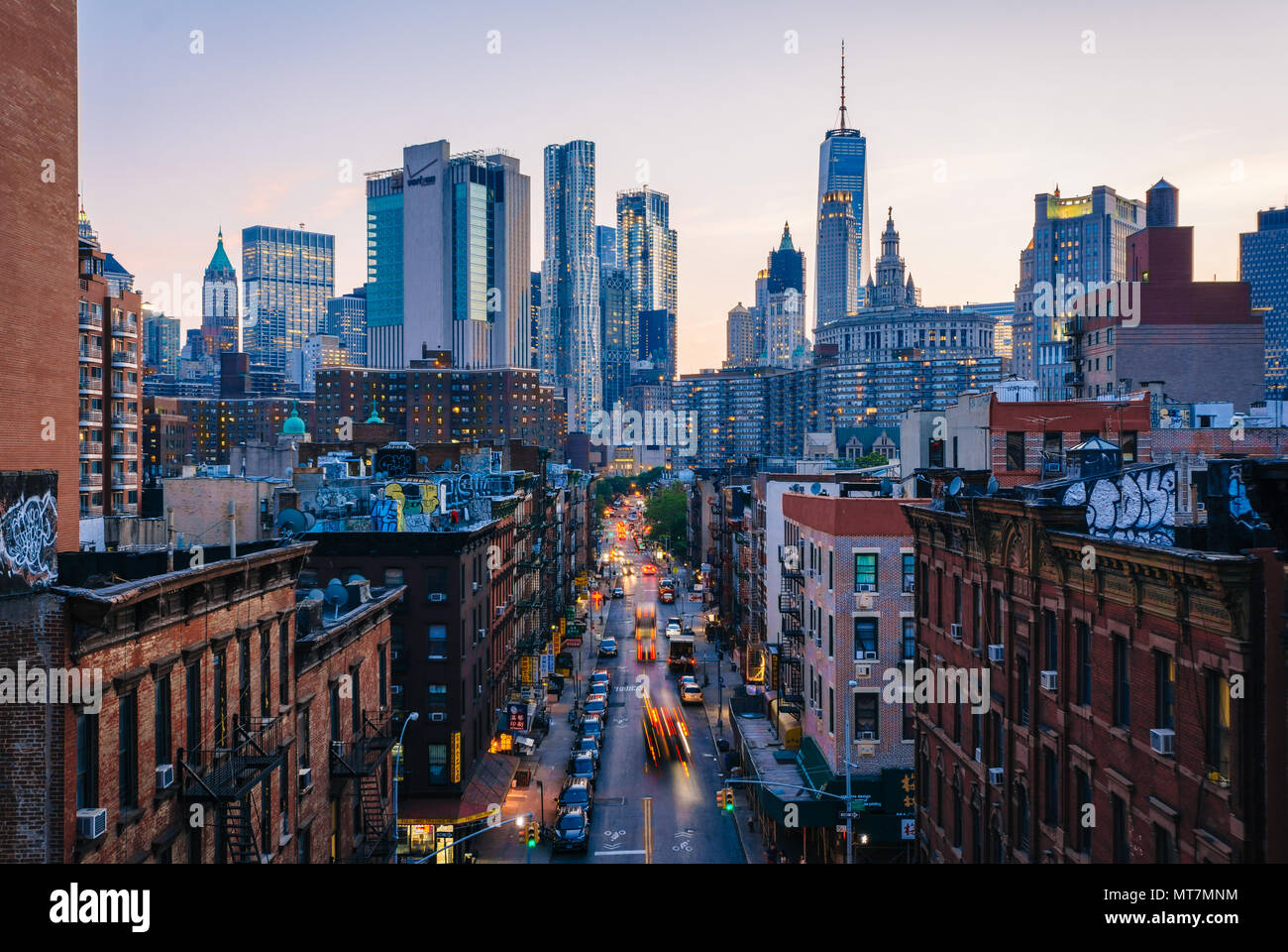 Blick auf die Madison Street und Lower Manhattan bei Sonnenuntergang von der Manhattan Bridge in New York City Stockfoto