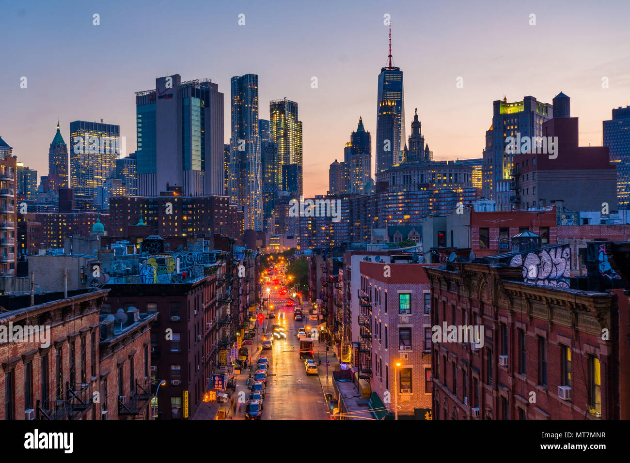 Blick auf die Madison Street und Lower Manhattan bei Sonnenuntergang von der Manhattan Bridge in New York City Stockfoto
